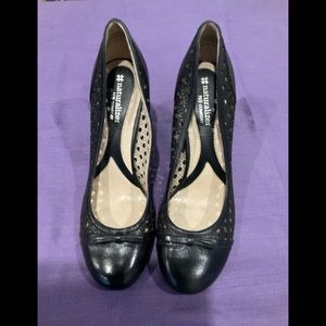 Black Leather Pumps With Small Front Bow, Size 8.5